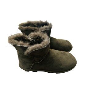 NEW Kirkland Women’s Genuine Shearling Boots- Green- Size 9